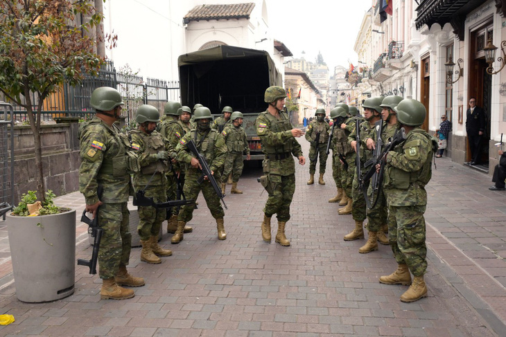 Binh sĩ Ecuador được triển khai tại thủ đô Quito ngày 9-1 - Ảnh: AFP