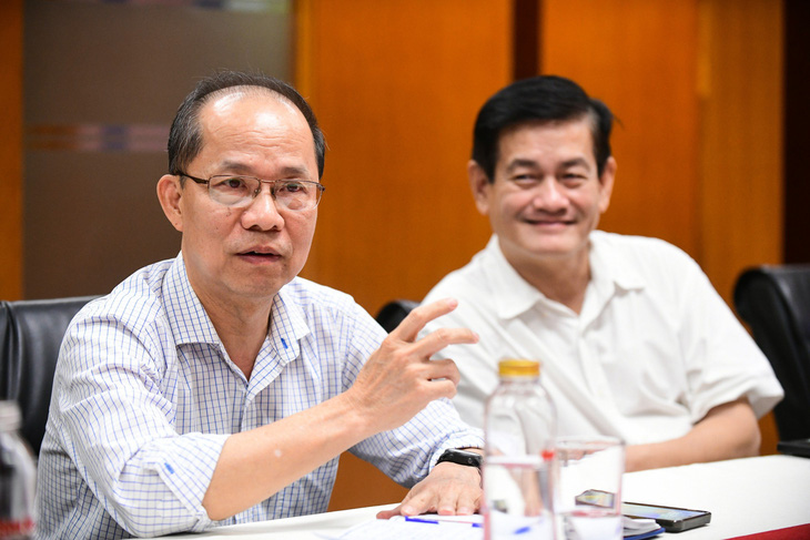 Giám khảo Lê Xuân Trung nêu ý kiến trong buổi họp - Ảnh: QUANG ĐỊNH