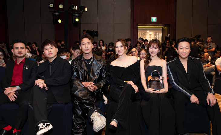 Vợ chồng Trấn Thành - Hari Won và dàn diễn viên phim Mai tại sự kiện