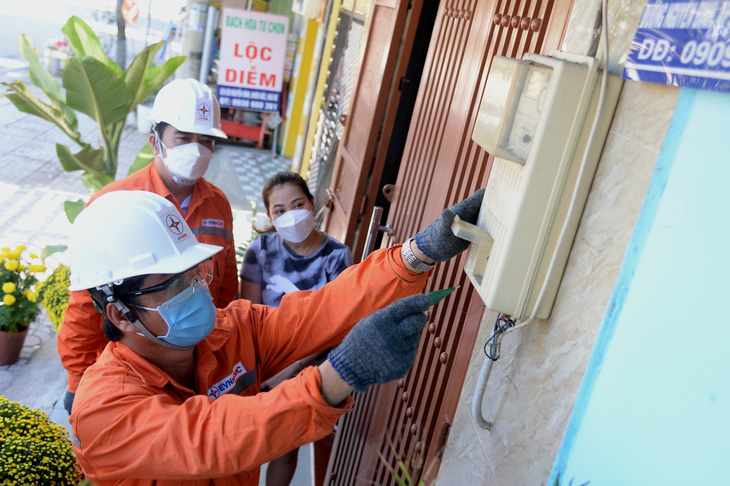 Công nhân Điện lực Duyên Hải sửa chữa nguồn điện cho nhà dân ở huyện Nhà Bè, TP.HCM - Ảnh: TỰ TRUNG