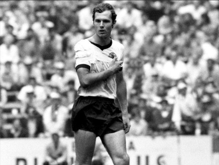 Franz Beckenbauer vẫn vững chãi trên sân với cánh tay bó bột và xương đòn bị gãy - Nguồn: DPA
