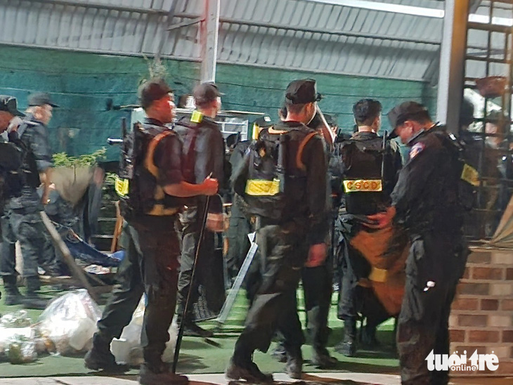 Lực lượng cảnh sát cơ động tại một căn nhà ven đường (thuộc ấp 7, xã Lương Hòa, huyện Bến Lức, Long An) tối 8-1 - Ảnh: NGỌC KHẢI