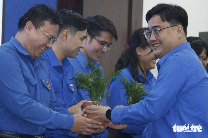 Phó bí thư thường trực Thành Đoàn TP.HCM Ngô Minh Hải trao khen thưởng cho các cơ sở Đoàn - Ảnh: CÔNG TRIỆU