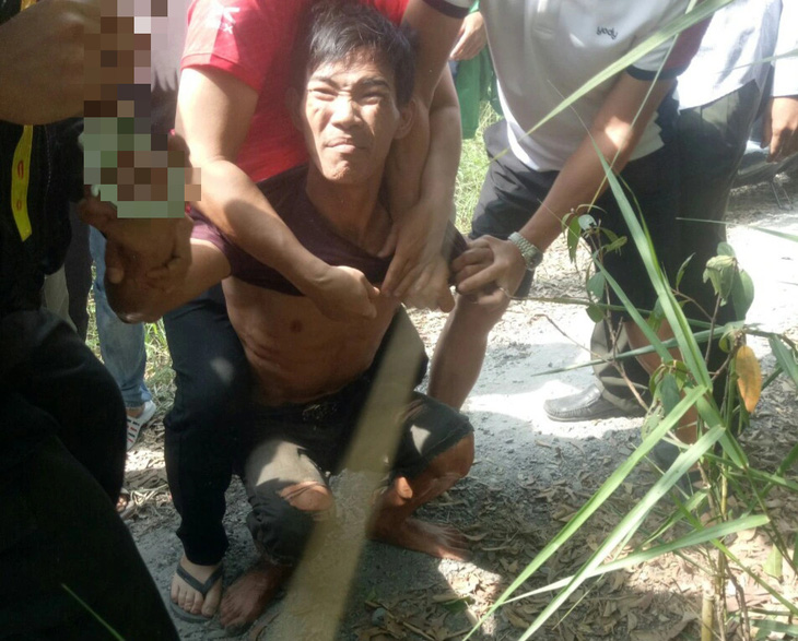 Nghi phạm bị lực lượng chức năng bắt giữ vào khoảng 10h40' ngày 9-1 tại khu vực khoanh vùng tại xã Lương Hòa (huyện Bến Lức, tỉnh Long An) - Ảnh do người dân cung cấp