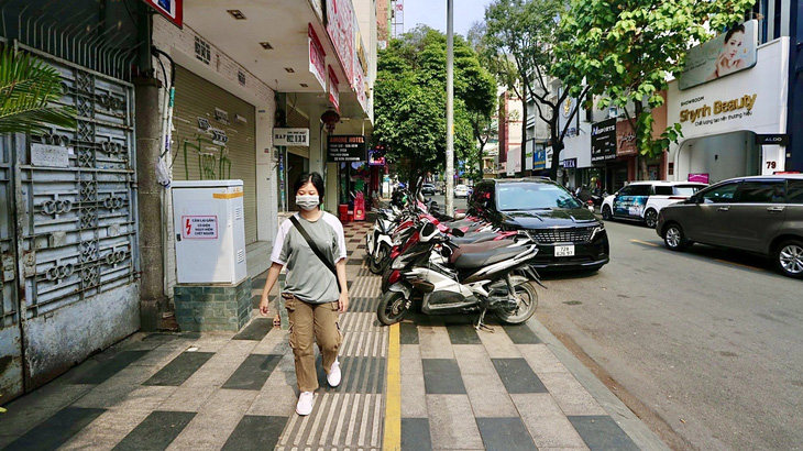 Vỉa hè đường Nguyễn Trãi (quận 1, TP.HCM) đã được kẻ khu vực để xe máy tự quản - Ảnh: CHÂU TUẤN