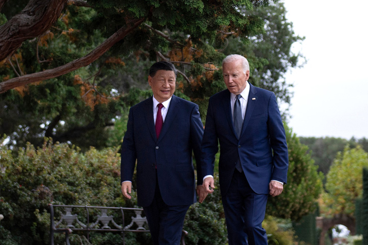 Tổng thống Mỹ Joe Biden (phải) và Chủ tịch nước Trung Quốc Tập Cận Bình đi dạo cùng nhau sau cuộc gặp ở APEC, Woodside, California, ngày 15-11-2023 - Ảnh: AFP