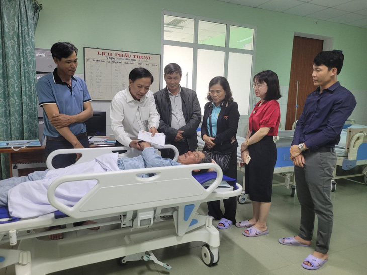 Các cơ quan đoàn thể thị xã Điện Bàn đã đến thăm, hỗ trợ ban đầu cho bệnh nhân - Ảnh: HÀ DUNG