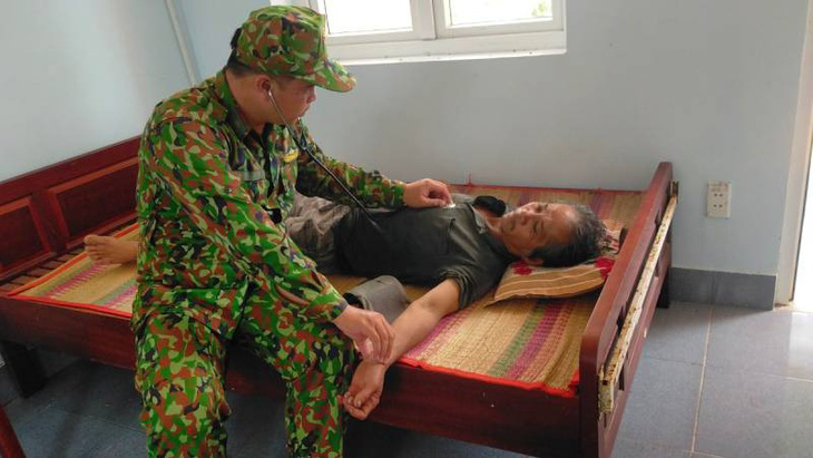 Lực lượng biên phòng tỉnh Bến Tre chăm sóc cho ngư dân gặp nạn - Ảnh: M.T.