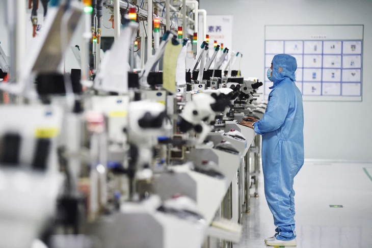 Một công nhân sản xuất chip bán dẫn tại xưởng ở Suqian, tỉnh Giang Tô, miền đông Trung Quốc - Ảnh: AFP
