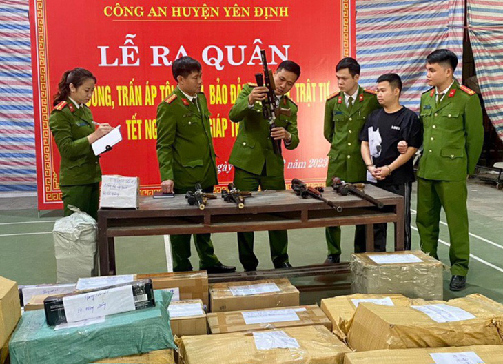 Công an huyện Yên Định kiểm tra tang vật vụ án - Ảnh: Công an tỉnh Thanh Hóa cung cấp