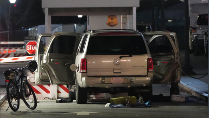 Theo Đài CBS News, hình ảnh từ hiện trường cho thấy một chiếc xe Cadillac Escalade màu bạc hoặc xám với biển số Virginia - Ảnh: CBS NEWS