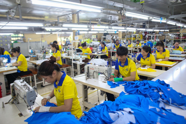 Doanh nghiệp dệt may kỳ vọng thị trường sẽ phục hồi trong năm 2024. Trong ảnh: công nhân sản xuất tại Công ty may mặc Dony - Ảnh: H.T.