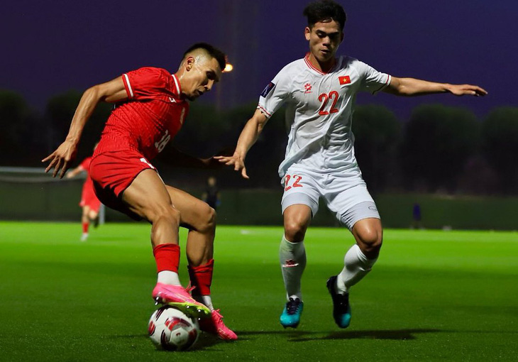 Đội tuyển Việt Nam (áo trắng) sử dụng đầy đủ 30 cầu thủ mang sang Qatar trong trận giao hữu với Kyrgyzstan - Ảnh: LĐBĐ Kyrgyzstan