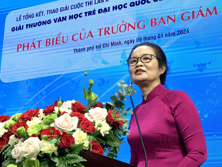 Nhà văn Trịnh Bích Ngân phát biểu tại lễ trao giải Giải thưởng Văn học trẻ Đại học Quốc gia TP.HCM lần thứ 2 năm 2023 - Ảnh: TRẦN HUỲNH