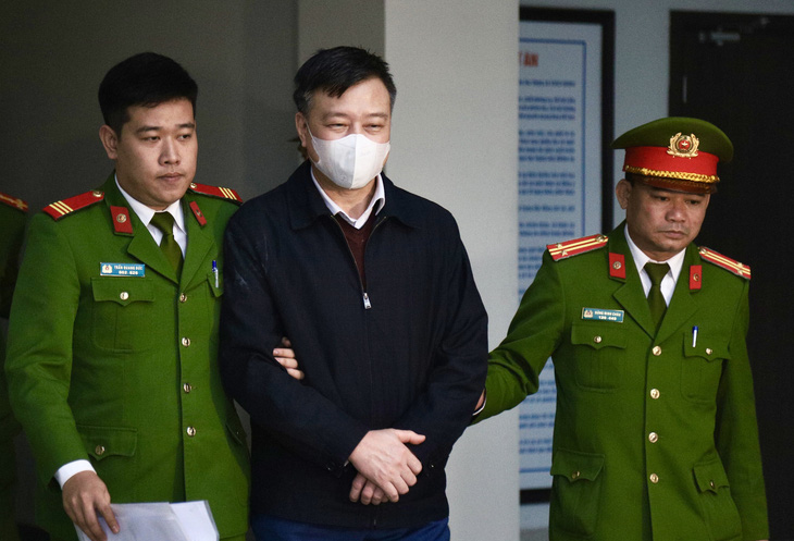 Bị cáo Phạm Xuân Thăng được dẫn giải rời tòa - Ảnh: DANH TRỌNG