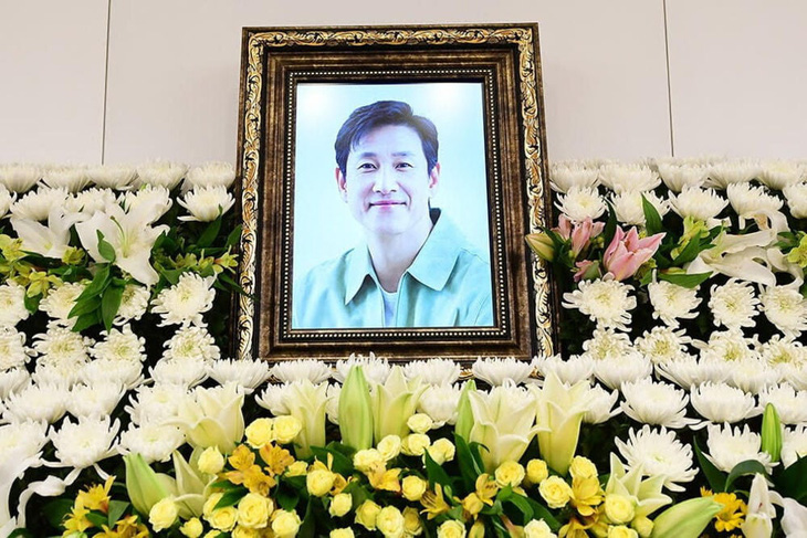 Tang lễ của Lee Sun Kyun bị nhiều YouTuber đến quấy rầy - Ảnh: Newsis