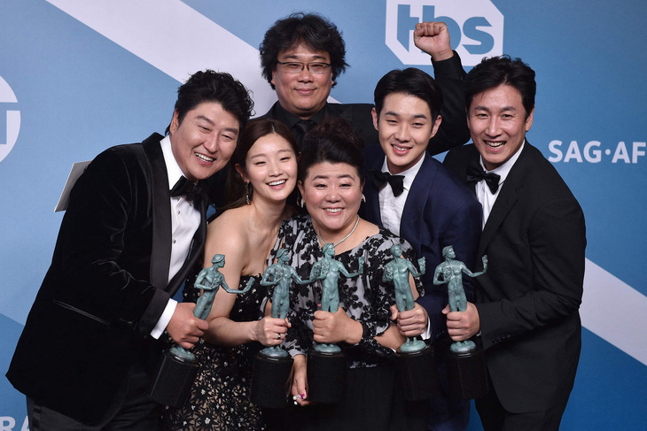 Đạo diễn Bong Joon Ho (trên cùng), diễn viên Lee Sun Kyun (ngoài cùng bên phải) và dàn diễn viên Ký sinh trùng - Ảnh: Getty