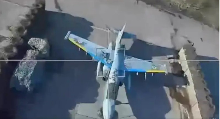 Ảnh chụp màn hình từ video cho thấy máy bay không người lái Lancet của Nga đang tấn công mồi nhử máy bay phản lực Su-25 của Ukraine - Ảnh: X