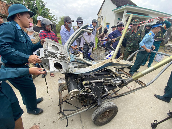 Lực lượng quân sự thu nhặt những mảnh vỡ của máy bay ở phường Điện Nam Bắc - Ảnh: LÊ TRUNG