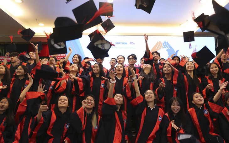 Trao học bổng cho 120 tân thủ khoa đại học 2023
