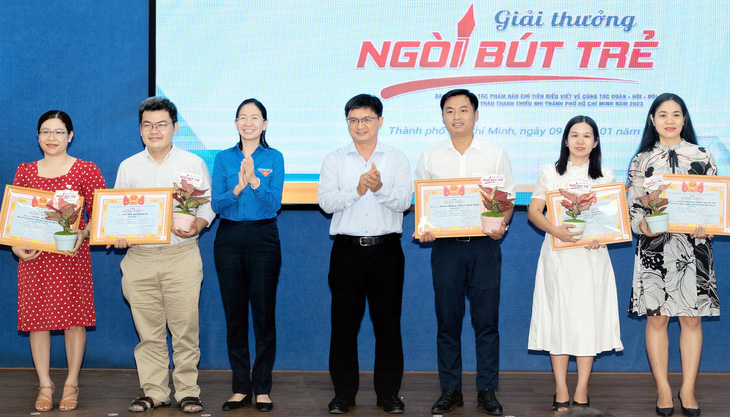 Các tác giả, nhóm tác giả nhận giải A giải thưởng Ngòi bút trẻ 2023 của Thành Đoàn TP.HCM - Ảnh: TRIỆU VÂN