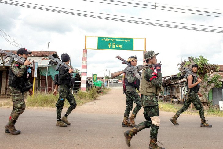 Quân nổi dậy chống chính quyền quân sự Myanmar tại bang Kayah hồi tháng 12-2023 - Ảnh: Reuters