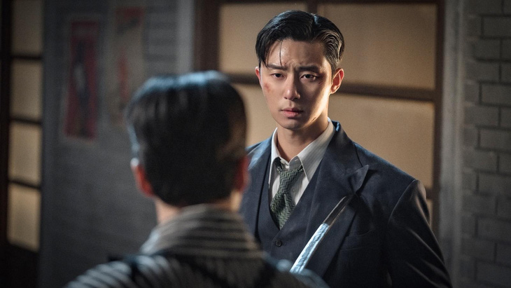 Sinh vật Gyeongseong phần 2 có nhiều cảnh tình cảm của hai nhân vật chính hơn phần 1 - Ảnh: Netflix