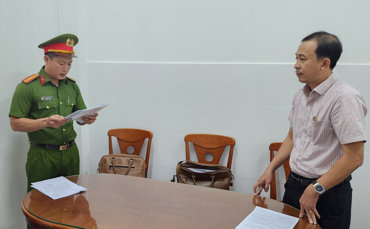 Công an đọc lệnh bắt tạm giam ông Hà Việt Hùng - phó chủ tịch UBND xã Cửa Cạn (TP Phú Quốc) - Ảnh: VĂN VŨ