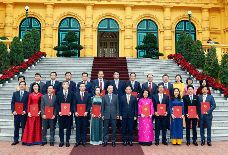 Chủ tịch nước Võ Văn Thưởng chụp ảnh lưu niệm cùng các đại sứ, trưởng cơ quan đại diện Việt Nam ở nước ngoài - Ảnh: TTXVN