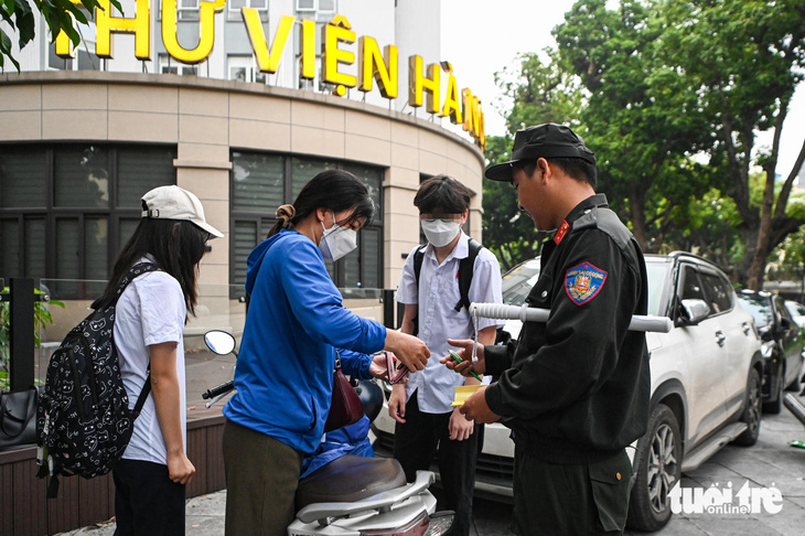 Cảnh sát xử lý loạt học sinh, phụ huynh vi phạm giao thông trong ngày đầu cao điểm - Ảnh 6.