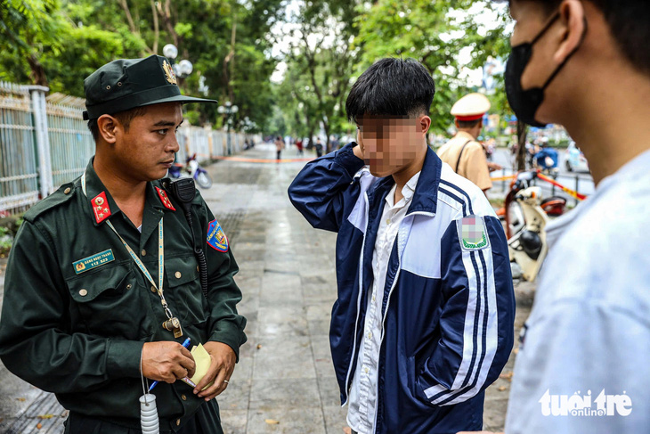 Cảnh sát xử lý loạt học sinh, phụ huynh vi phạm giao thông trong ngày đầu cao điểm - Ảnh 5.