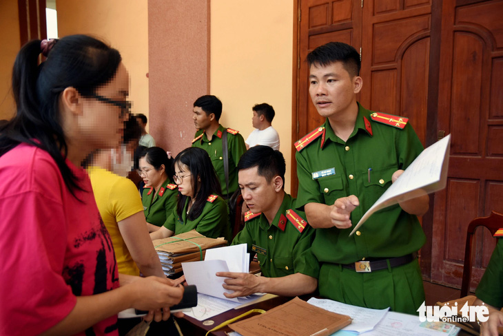 Cán bộ tại trại giam Xuân Lộc hướng dẫn cho người được đặc xá thực hiện các thủ tục sau khi ra trại - Ảnh: A LỘC