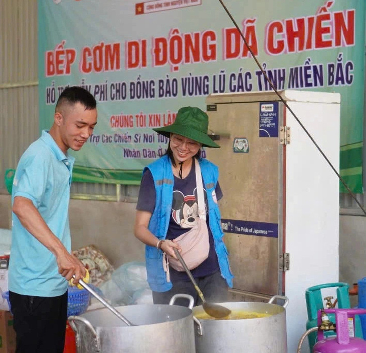 Bếp cơm di động dã chiến: 56.000 phần cơm hỗ trợ vùng lũ - Ảnh 1.