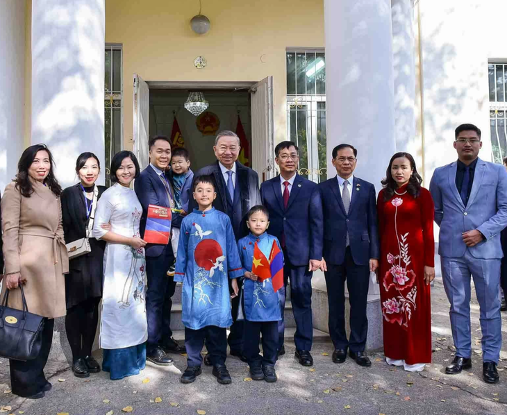 Tổng Bí thư, Chủ tịch nước Tô Lâm gặp gỡ cộng đồng người Việt tại Mông Cổ - Ảnh 1.