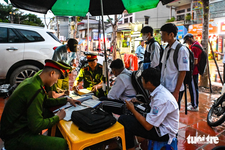 Cao điểm xử lý vi phạm giao thông với học sinh: Phụ huynh xếp hàng chờ cảnh sát lập biên bản - Ảnh 7.