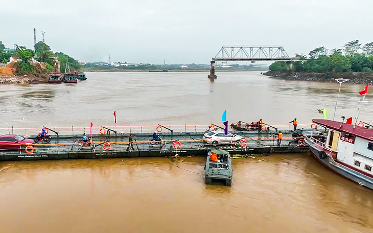 Lũ trên sông Hồng lên nhanh, tạm dừng qua cầu phao Phong Châu  - Ảnh 1.