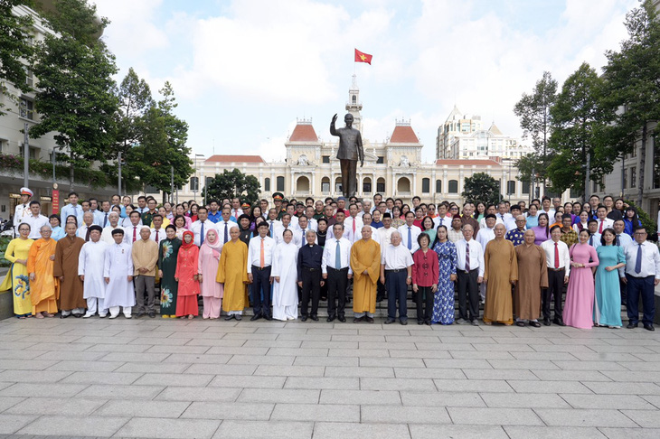 Đoàn đại biểu Đại hội MTTQ Việt Nam TP.HCM dâng hoa, dâng hương Chủ tịch Hồ Chí Minh - Ảnh 1.