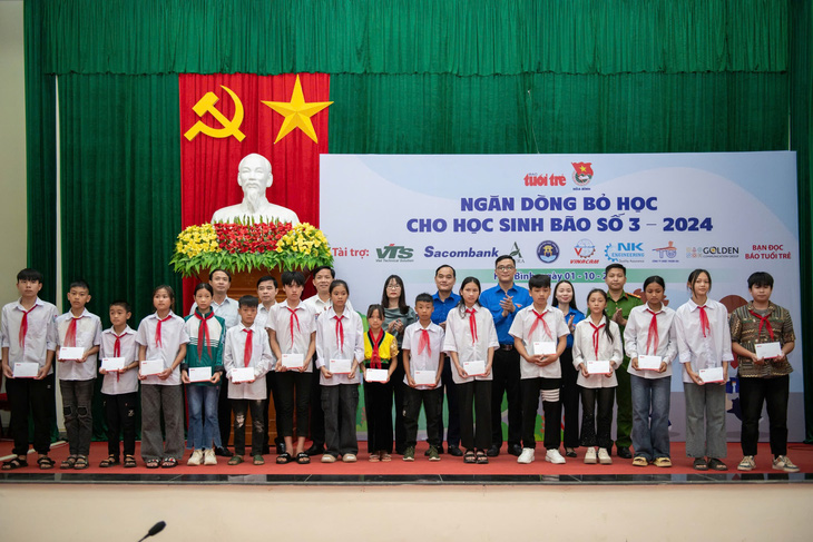 'Con muốn mua đồ dùng học tập, lưới vó bắt cá mới cho bố' - Ảnh 6.