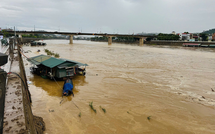 'Sách vở ném lên lò gạch vẫn còn, nhưng nhà em đã bị lũ cuốn trôi' - Ảnh 4.