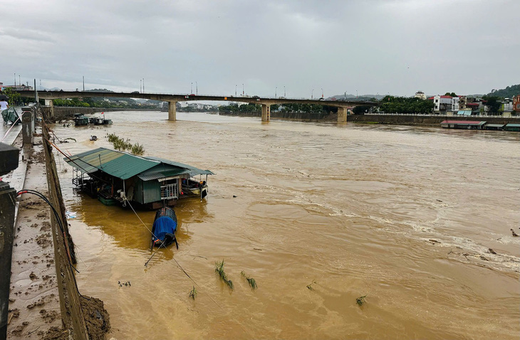 Lũ trên sông Hồng đang lên nhanh, cảnh báo ngập lụt ven sông ở Lào Cai, Yên Bái - Ảnh 1.