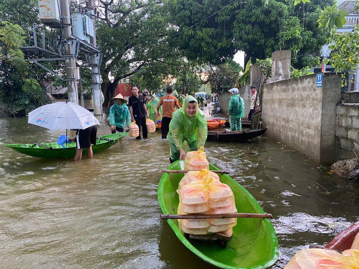 Từ 'xin làm hậu phương' đến 56.000 phần cơm hỗ trợ vùng lũ  - Ảnh 3.