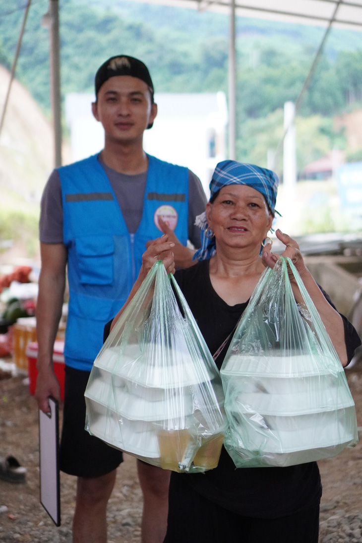 Bếp cơm di động dã chiến: Từ 'hậu phương' đến 56.000 phần cơm hỗ trợ vùng lũ - Ảnh 2.