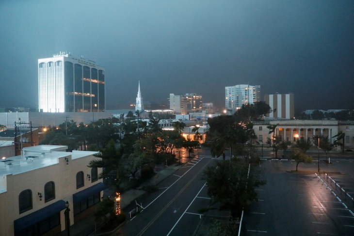 Bão Milton đổ bộ bang Florida, sức gió lên đến 193km/h - Ảnh 4.