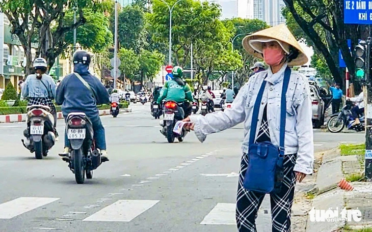 Đỡ bớt gánh nặng cho người bán vé số dạo - Ảnh 1.