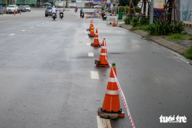 Nhiều trụ bê tông nằm rải rác trên đường trong khu dân cư, dễ xảy ra va chạm - Ảnh 2.