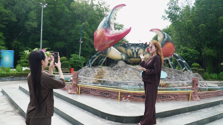 Tour xuyên rừng ngập mặn Vườn quốc gia Mũi Cà Mau hút khách - Ảnh 4.