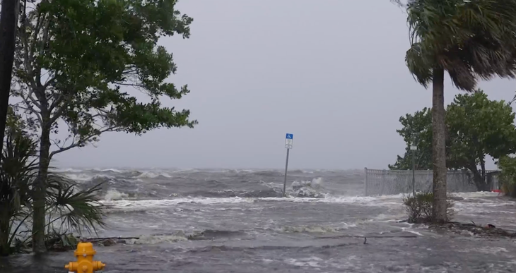 Bão Milton đổ bộ bang Florida, sức gió lên đến 193km/h - Ảnh 3.