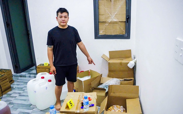 3 thanh thiếu niên thuê nhà sản xuất 30.000 chai dầu gió giả bán qua Shopee - Ảnh 1.
