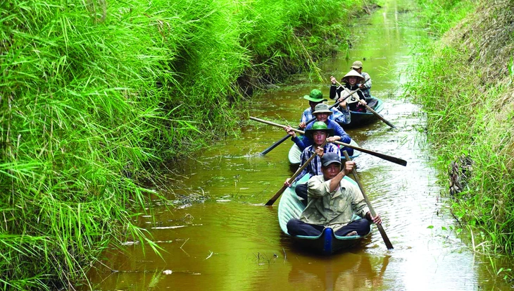 NHỮNG THỢ RỪNG HIỆN ĐẠI ở rừng u minh - Ảnh 1.