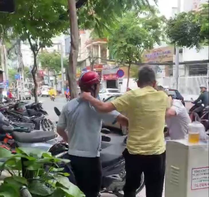 Khởi tố, bắt giam chủ tiệm tóc ở Phú Nhuận cầm xà beng rượt cán bộ phường - Ảnh 2.